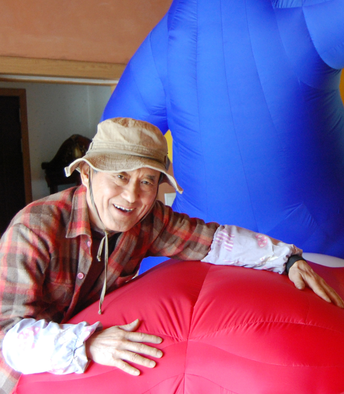 홍익대학교 미술대학 조소과와 같은학교 대학원을 졸업한 고정수 작가는 50여년간 여체 조각을 중심으로 일관성 있고 독자적인 작품세계를 구축해 왔다. 1981년 대한민국미술전람회에서 대상을 받은 이후, 금호문화재단 금호예술상(1985년), 선화랑 선미술상(1986년), 문신미술상(2013년)을 잇달아 수상하며 작품성을 인정받았다. 양주시립민복진미술관 제공