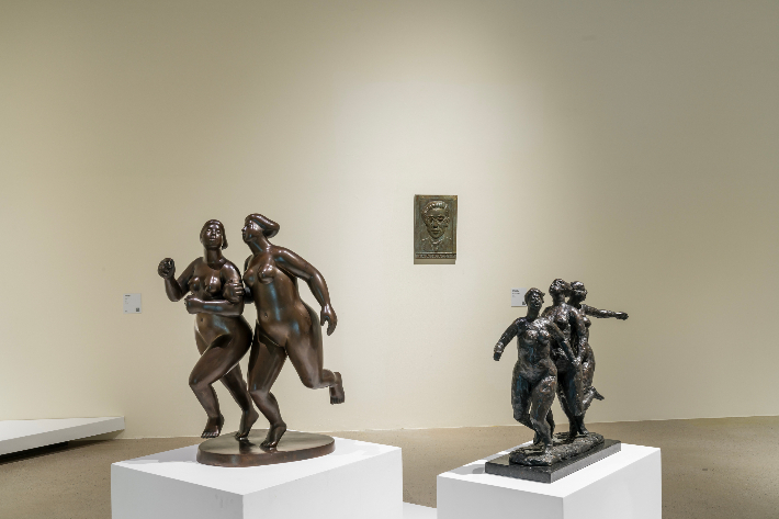 (왼쪽부터) 고정수, '자매-ll', 브론즈 90kg, 79x50x60cm(1982)와 '자매 IX', 브론즈 49kg, 52X22X66cm(1981). 양주시립민복진미술관 제공