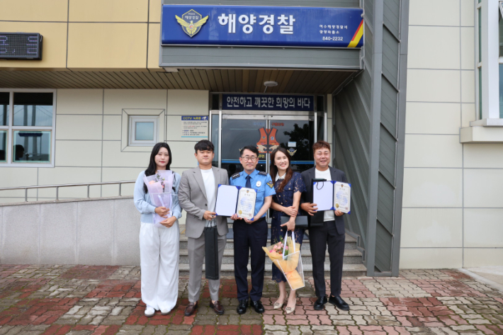 전남 여수해양경찰서는 집중호우 기간 광양항 내 발생한 해양쓰레기 수거에 적극 협조한 민간인 2명에게 감사장을 수여했다. 여수해경 제공