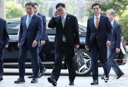 우원식 국회의장, 내란특검 참고인 조사 출석