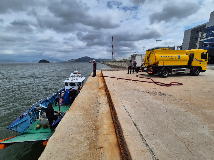 전남 여수해양경찰서는 지난 6일 긴급구난 유류이적 합동훈련을 실시했다. 여수해경 제공