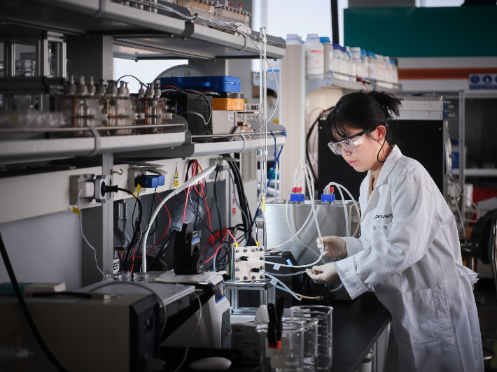 에너지연 연구진이 해수 수전해 전극 스택을 테스트 하고 있다. 에너지연 제공