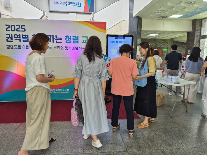 전북교육청이 마련한 권역별 찾아가는 청렴 힐링 교육장으로 교직원들이 들어서고 있다. 전북교육청 제공