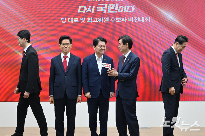 3일 서울 여의도 국민의힘 중앙당사에서 열린 국민의힘 제6차 전당대회 당 대표 후보자 비전대회에 참석한 후보들이 포토타임을 후 자리로 이동하고 있다. 왼쪽부터 주진우·김문수·안철수·조경태·장동혁 후보. 황진환 기자