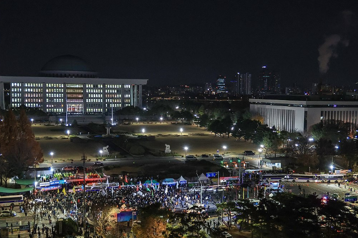 국회가 비상계엄 해제 요구 결의안을 가결한 지난해 12월 4일 새벽 국회 앞에서 시민들이 국회 출입을 통제하는 경찰과 대치하고 있다. 연합뉴스