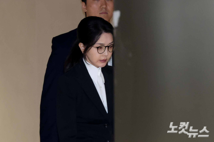 윤석열 전 대통령 부인 김건희 씨가 6일 서울 광화문 KT웨스트빌딩에 마련된 민중기 특별검사팀에 출석해 조사를 마친 뒤 귀가하고 있다. 박종민 기자