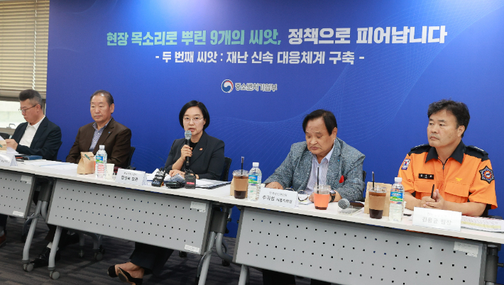 한성숙(가운데) 중소벤처기업부 장관이 7일 서울 마포구 드림스퀘어에서 열린 '소상공인 회복 및 안전망 강화 2차 간담회'에서 인사말을 하고 있다. 중기부 제공