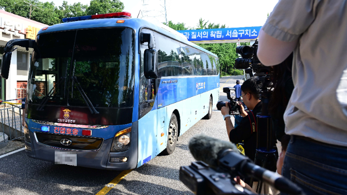 김건희 특검팀이 윤석열 전 대통령에 대한 체포영장 집행에 나섰지만 결국 무산된 가운데 1일 오전 경기 의왕시 서울구치소 앞에 법무부 교정본부 차량이  빠져나오고 있다. 류영주 기자