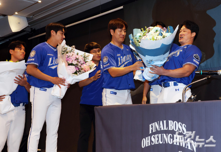 한미일 통산 549세이브를 자랑하는 '끝판왕'이 오승환이 7일 오후 인천 연수구 한 호텔에서 은퇴 기자회견을 갖고 팀동료인 강민호, 원태인, 구자욱 등으로부터 꽃다발을 받고 있다. 인천=황진환 기자