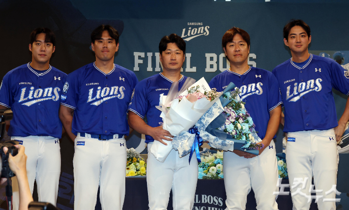 한미일 통산 549세이브를 자랑하는 '끝판왕'이 오승환(가운데)이 7일 오후 인천 연수구 한 호텔에서 은퇴 기자회견을 갖고 팀동료 원태인(왼쪽부터), 김재윤, 강민호, 구자욱에게 꽃다발을 받고 있다. 인천=황진환 기자