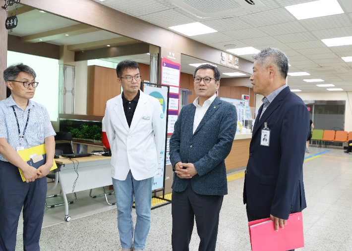 김홍규 강릉시장은 7일 강릉시보건소에서 현장 점검회의를 열고 "추가 피해자가 누락되지 않도록 철저히 조사하고 관리·감독에 만전을 다할 것"을 강조했다. 강릉시 제공