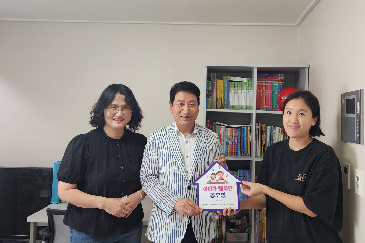 광주도시공사가 저소득 아동 가구에 학습공간을 제공하는 '아이가 행복한 공부방 만들기' 지원 사업을 4년째 이어가고 있다. 광주도시공사 제공