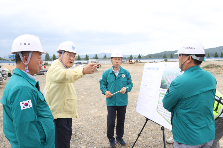 주낙영 경주시장이 APEC 대비 주요 기반시설 공사 현장을 점검하고 있다. 경주시 제공