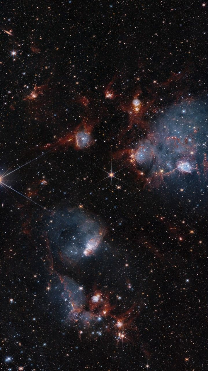 개방성단 NGC 460과 NGC 456이 포함된 왜소 은하인 소마젤란 성운을 관측한 이미지. 허블 우주망원경과 제임스웹 우주망원경의 관측 결과물을 합쳤다. NASA, ESA, and C. 린드버그 (존스홉킨스 대학교); 이미지프로세싱: 글래디스 코버(NASA/미국 가톨릭대학교)