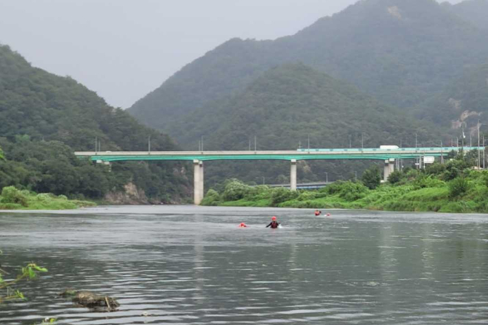 지난 6일 오전 9시 43분쯤 강원 원주시 지정면 월송리 한솔교 인근 섬강에서 60대 남성 2명이 물에 빠져 구조당국이 수색 작업을 벌이고 있다. 강원소방 제공