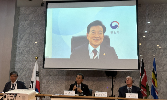 6일(현지시간) 케냐 나이로비국립대학 UN타워에서 열린 세계코리아포럼에서 정동영 통일부 장관이 영상으로 기조연설하고 있다. 연합뉴스