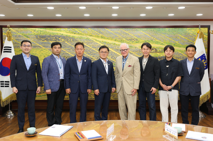 송호준 경주시 부시장이 시청 대외협력실에서 데이빗 로든 경북도 투자유치 홍보대사와 간담회를 갖고 있다. 경주시 제공 