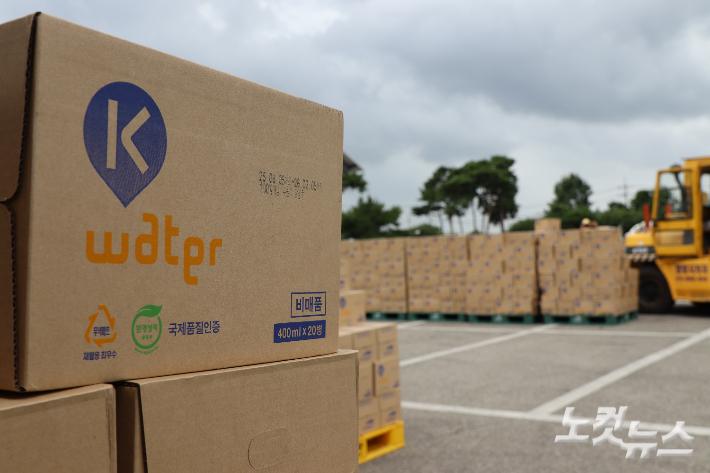 증평종합스포츠센터에 주민들에게 나눠줄 생수가 적재돼있다. 임성민 기자