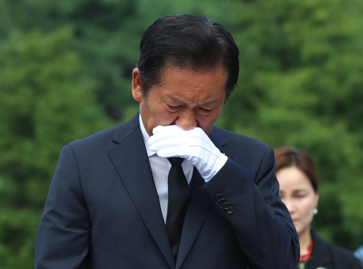 정청래, 노무현 묘역서 울컥…이춘석 파문 속 '지지층 호흡'