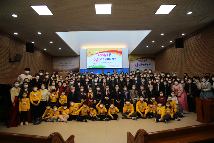 100주년 기념예배후 부강장로교회 성도들. 부강장로교회 제공