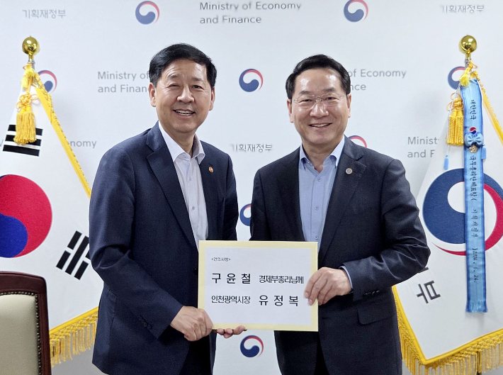 유정복 인천광역시장이 7일 정부서울청사에서 구윤철 경제부총리에게 건의사항을 전달하고 있다. 인천시 제공