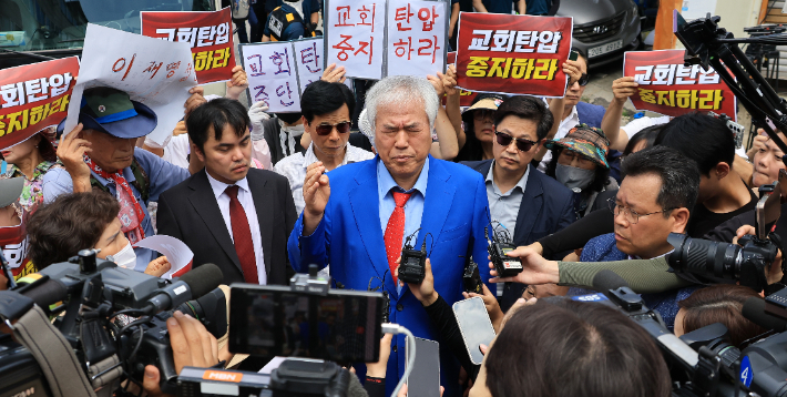 [단독]경찰, 전광훈 사랑제일교회 사택서 현금 수천만원 압수