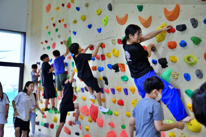 광주신세계 이색체험 활동에 참여한 학생들이 클라이밍 체험을 하고 있다. 광주신세계 제공