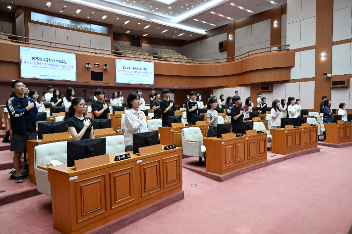 부산시의회가 청소년을 위한 '2025년 고등학생 의회교실'을 열어 학생들에게 참여와 소통의 민주주의 현장을 소개했다. 부산시의회 제공