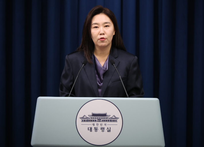 강유정 대변인이 7일 용산 대통령실 기자회견장에서 브리핑을 하고 있다. 연합뉴스