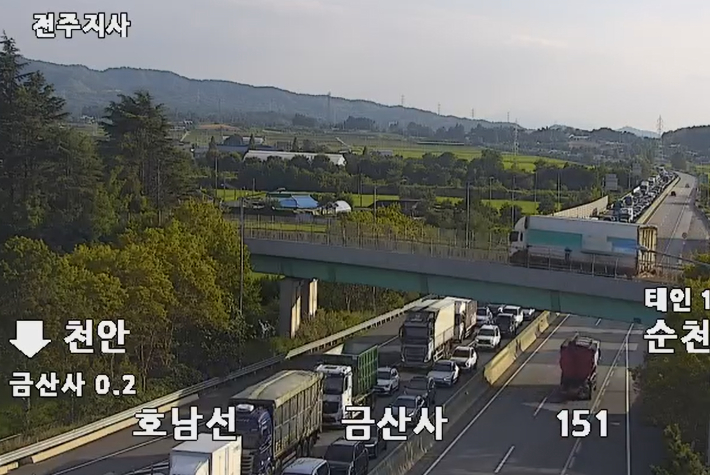 사고로 인해 정체된 도로. 한국도로공사 폐쇄회로(CC)TV 캡처