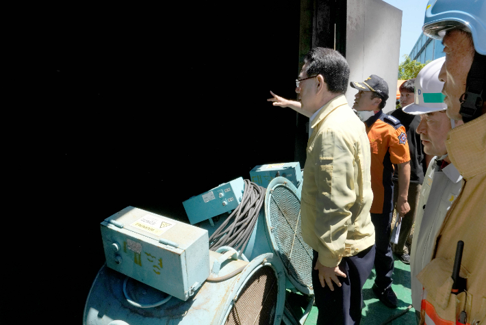 김영록 전라남도지사가 지난 7월 29일 오후 전남 영암군 대불일반산업단지 내 HD현대삼호조선소 화재현장을 방문, 현황을 청취하고 관계자들을 격려했다. 전라남도 제공