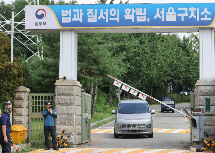 김건희 여사 관련 의혹을 수사하는 민중기 특별검사팀이 7일 윤석열 전 대통령의 체포에 실패한 뒤 경기도 의왕시 서울구치소를 나서고 있다. 연합뉴스