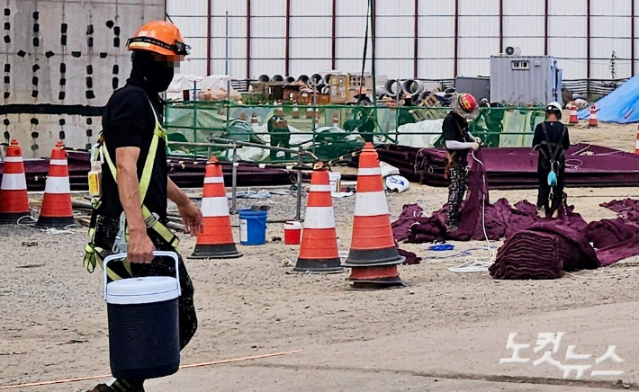 폭염 속 청주시 서원구 사직동의 한 공사 현장에서 노동자가 얼음물을 나르고 있다. 임성민 기자