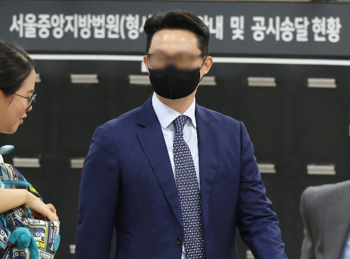 '건진법사 청탁 의혹'의 핵심 인물인 통일교 전 세계본부장 윤모 씨가 지난달 30일 영장실질심사를 위해 서울중앙지법에 출석하고 있다. 연합뉴스