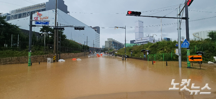 지난달 17일 오전 청주시 흥덕구 에스케이로 주변 도로가 물에 잠겨 있다. 임성민 기자