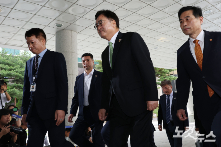 우원식 국회의장이 7일 오전 서울 서초구 서울고등검찰청에 마련된 내란특검 사무실에 12·3 비상계엄 당시 국민의힘 등이 국회 계엄 해제 요구한 표결을 방해했다는 의혹과 관련해 참고인 조사를 받기 위해 출석하고 있다. 류영주 기자