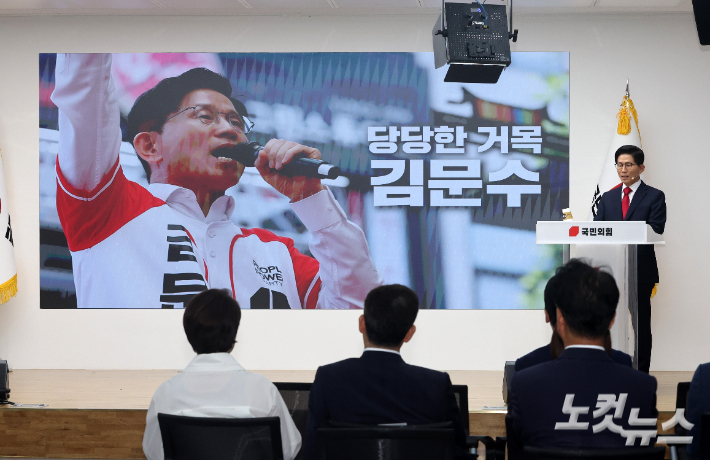 전한길이 띄운 '尹 복당'에…더 깊어진 '탄핵의 강'