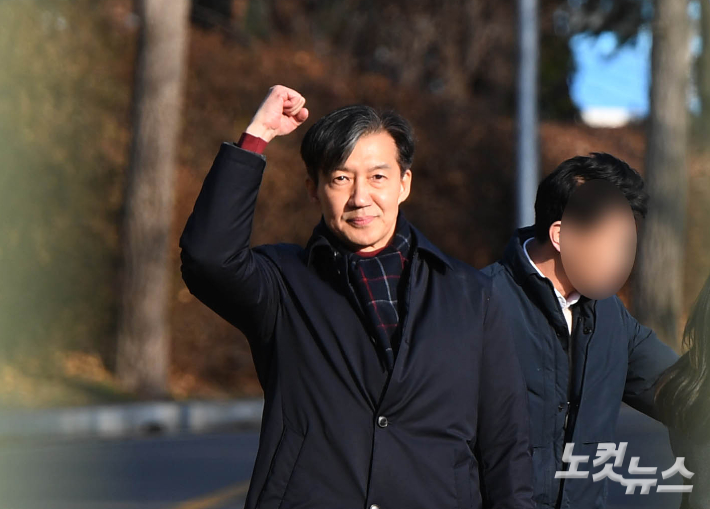 '조국 사면'에 공세 퍼붓는 국힘…'송언석 문자'엔 진땀