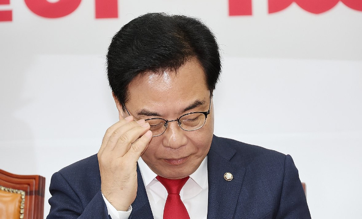 국민의힘 송언석 비상대책위원장 겸 원내대표가 7일 국회에서 열린 비상대책위원회의에 참석해 안경을 고쳐쓰고 있다. 연합뉴스