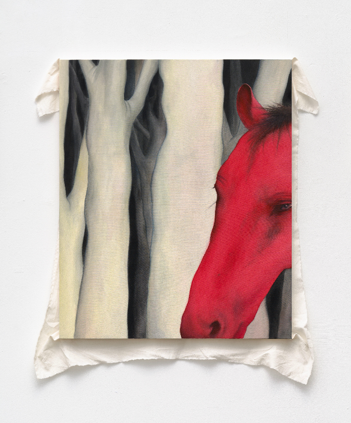 김영현, '붉은 말(The Red Horse)', 광목에 채색, 호분, 72.7 x 60.6 cm(2024). 김리아갤러리 제공