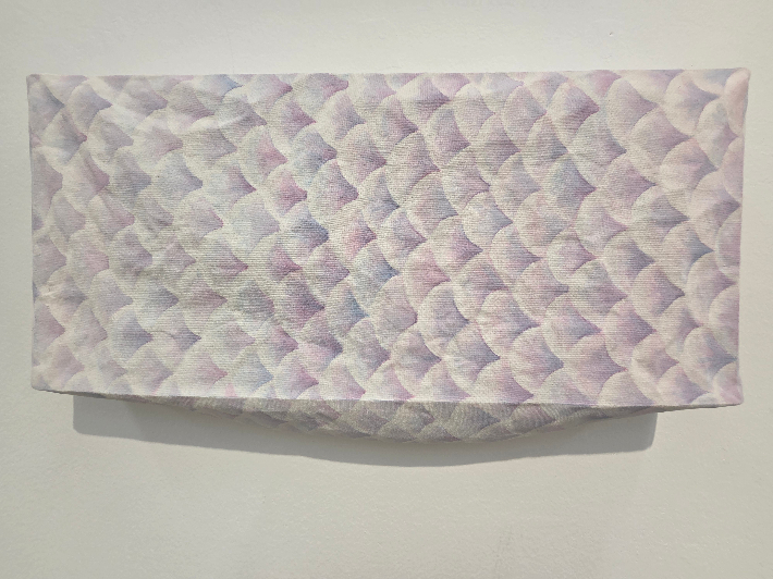 김영현, '창백한 허물(Pale Slough)', 광목에 채색, 호분, 16.3 x 35 x 3.5 cm(2025). 곽인숙 기자