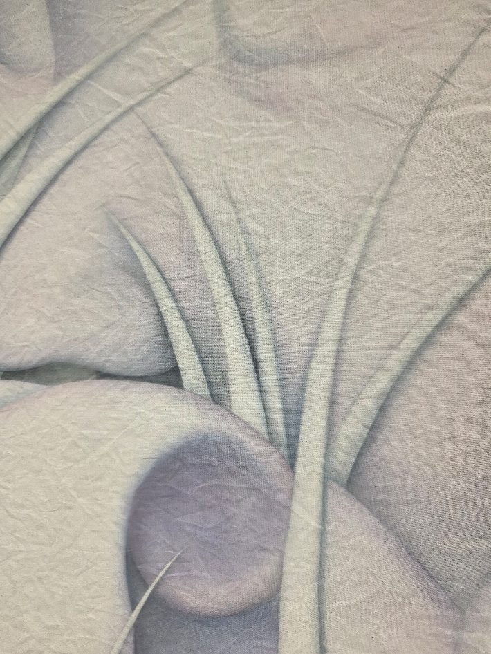 김영현, '선잠(Seonjam)', 광목에 채색, 호분, 130 x 97 cm(2025). 구겨진 광목천이 입체적인 질감으로 다가온다. 곽인숙 기자