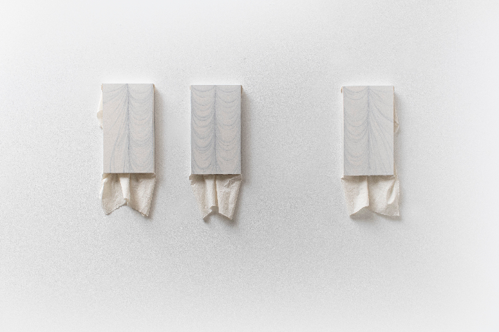 김영현, '3악장(Movement III), 광목에 채색, 호분, 43 x 24 cm(2025). 김리아갤러리 제공