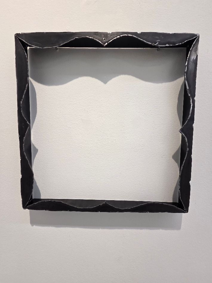 김영현, '} {', 용접된 강철, 34 x 34 x 3.2 cm(2025). 곽인숙 기자