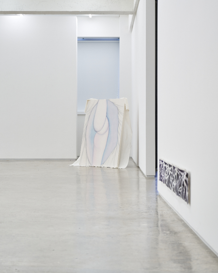 김영현, 무희(Dancing couple), 광목에 채색, 호분, 100 x 80.3 cm(2025). 김리아갤러리 제공 