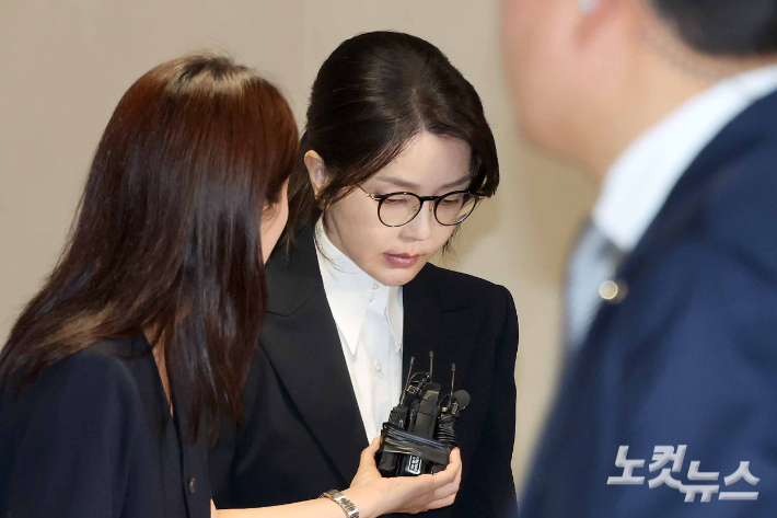 윤석열 전 대통령 부인 김건희 씨가 6일 서울 광화문 KT웨스트빌딩에 마련된 민중기 특별검사팀에 출석해 조사를 마친 뒤 귀가하고 있다. 박종민 기자