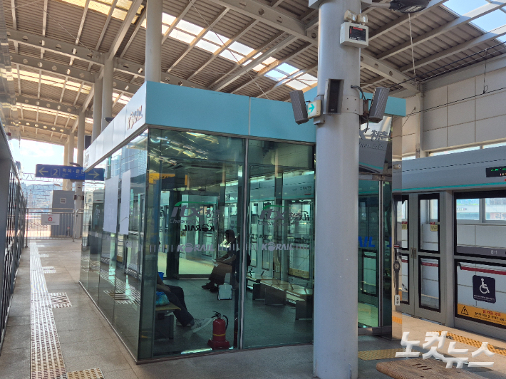 경기 남양주 평내호평역 ITX 청춘 승강장에 설치된 더위 쉼터. 김지현 인턴기자