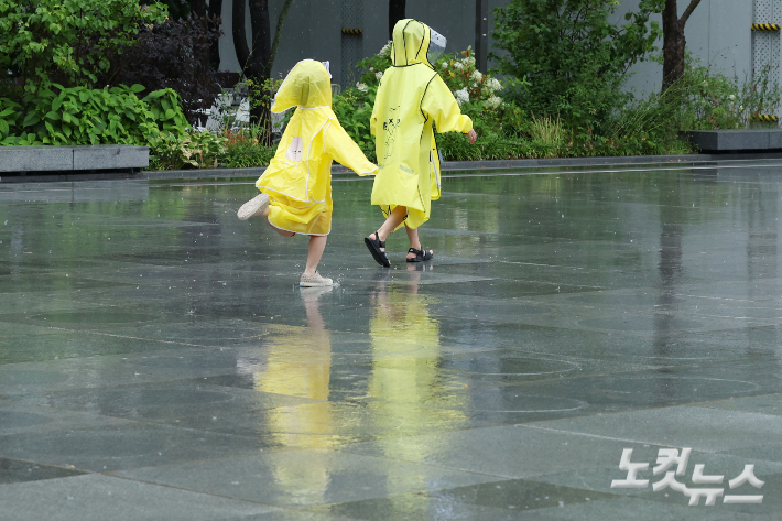 우비를 입은 아이들이 발걸음을 옮기고 있다. 류영주 기자 