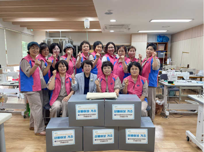 한국생활개선보성군연합회의 요양시설 삼베 이불 기증. 보성군 제공