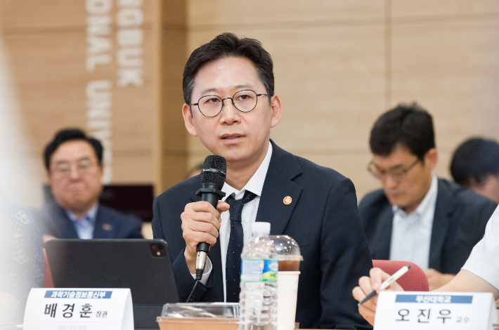 배경훈 과학기술정보통신부 장관이 7일 충북 청주시 충북대학교를 방문해 지역대학방문 현장간담회를 하고 있다. 과학기술정보통신부 제공